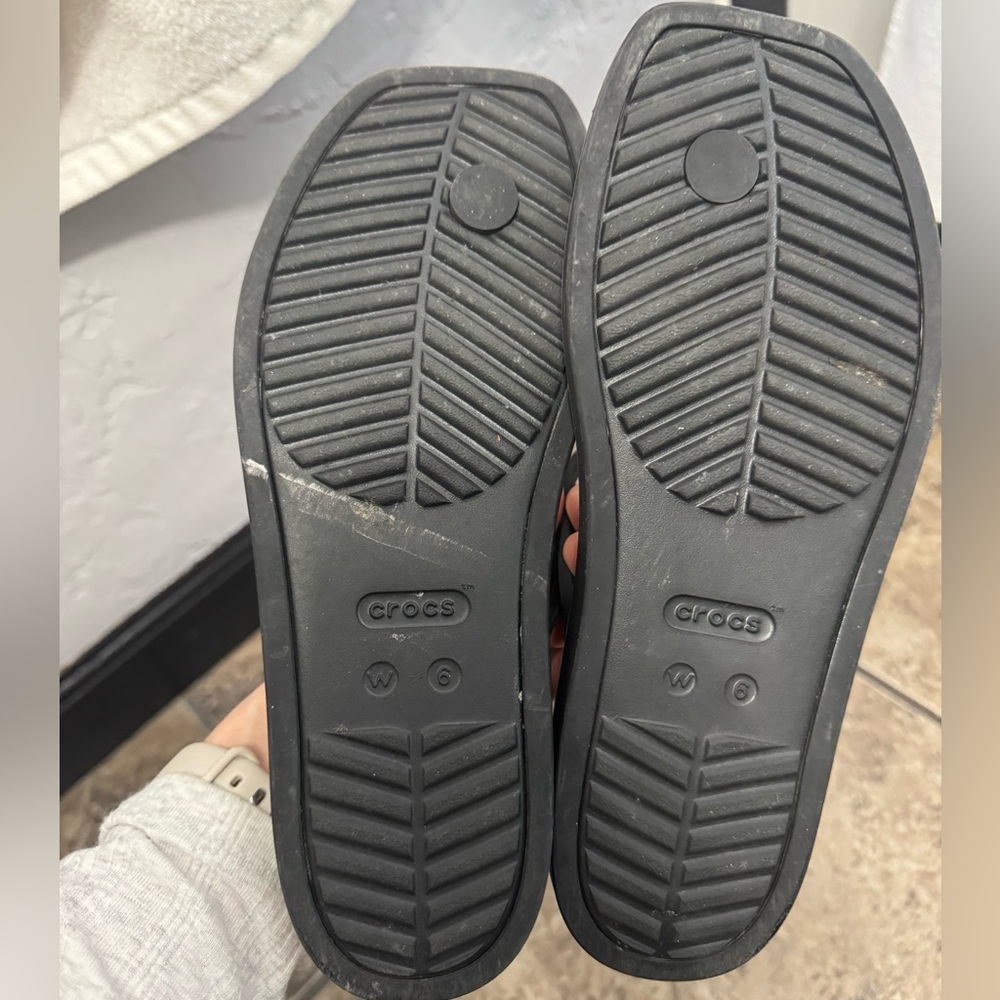Women’s Crocs Miami sandal size 6 - Picture 3 of 3